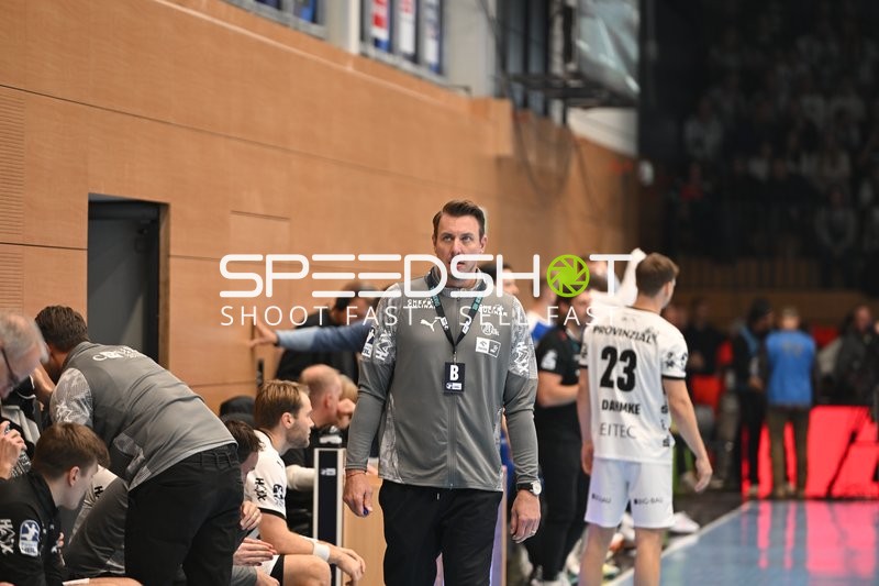 Trainer Filip Jícha gibt Anweisungen