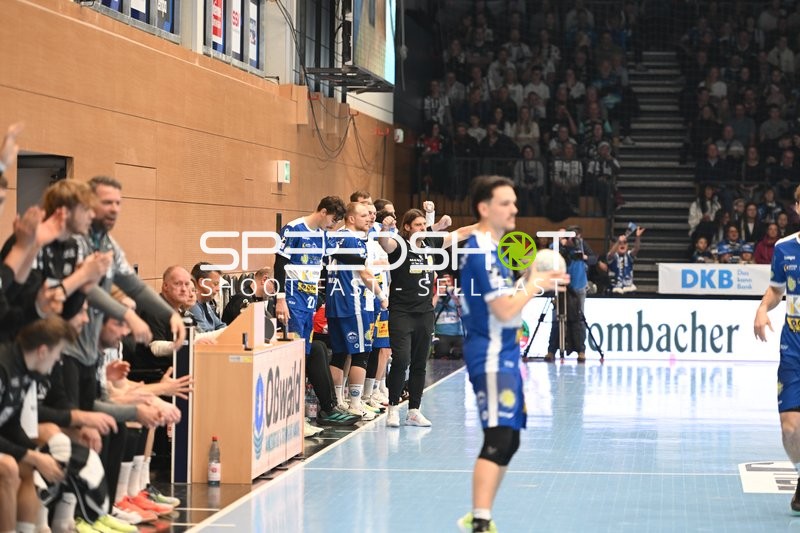 Trainer Sebastian Hinze (999; ThSV Eisenach) gibt Anweisungen