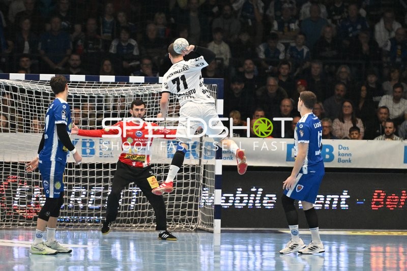 Torwurf von Elias Ellefsen á Skipagøtu (71; THW Kiel)