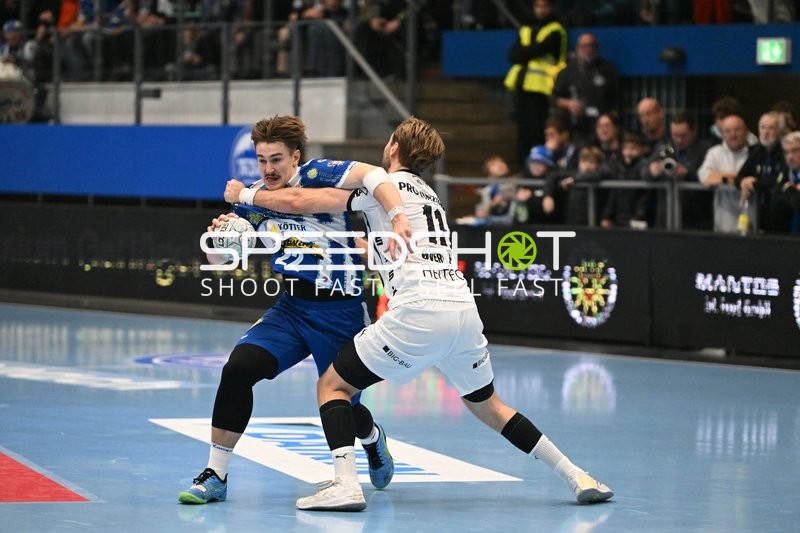 Zweikampf um den Ball mit Felix Aellen (22; ThSV Eisenach)