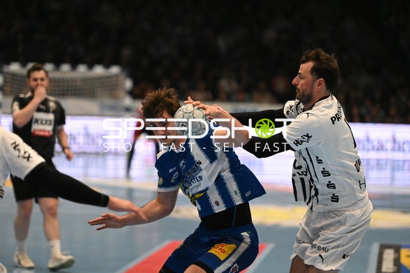 Verteidigung von Domagoj Duvnjak (4; THW Kiel) gegen Stephan Seitz (44; ThSV Eisenach)