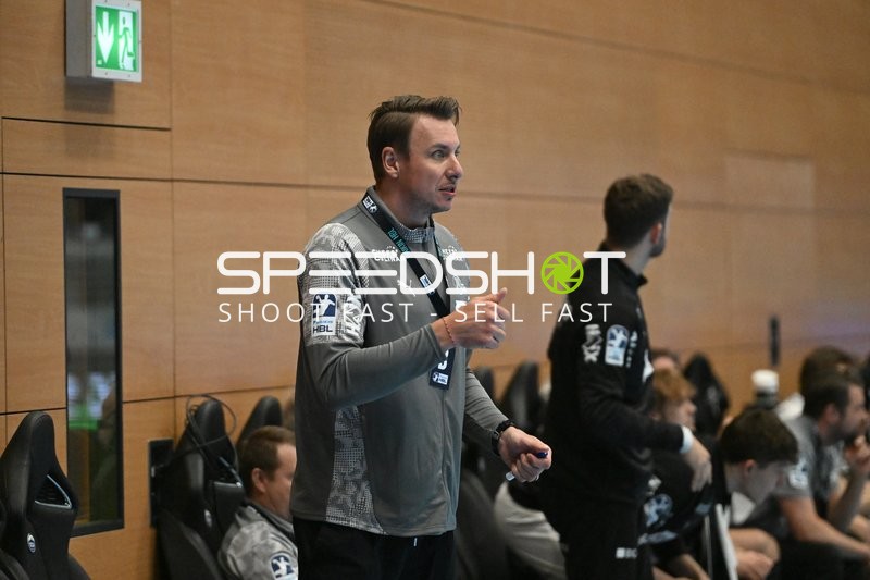 Trainer Filip Jicha (999; THW Kiel) gibt Anweisungen