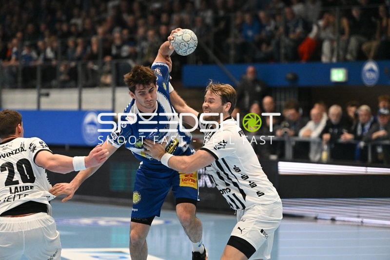 Zweikampf zwischen Stephan Seitz (44; ThSV Eisenach) und Petter Overby (11; THW Kiel)