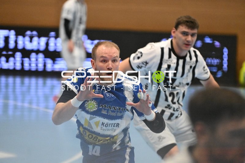 Verteidigung von Lukas Laube (20; THW Kiel) gegen Peter Walz (14; ThSV Eisenach)