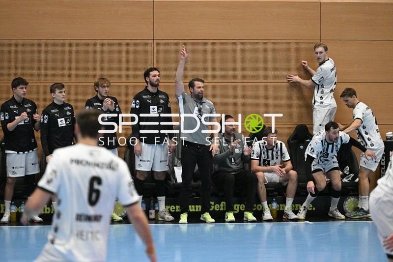 Jubel auf der Bank von Eric Johansson (21; THW Kiel) und Teamkollegen