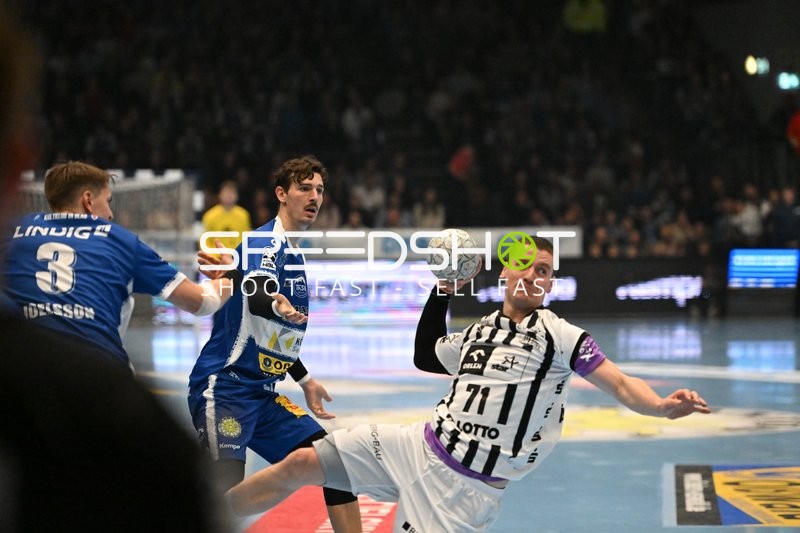 Wurf von Elias Ellefsen a Skipagotu (71; THW Kiel)