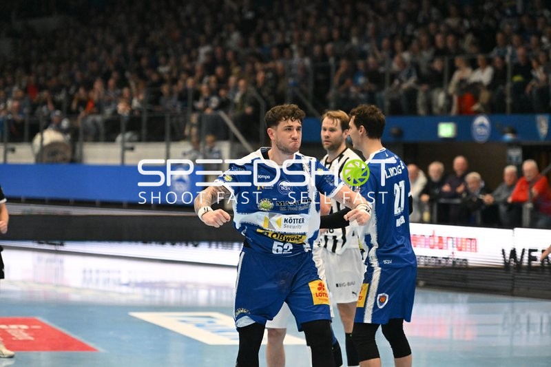 Kampf um den Ball zwischen Justin Kurch (52; ThSV Eisenach) und Petter Overby (11; THW Kiel)