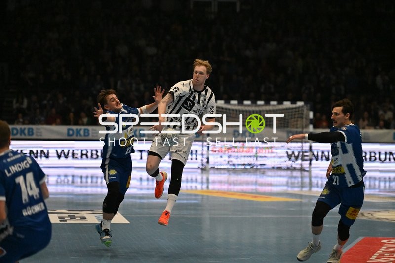 Rasmus Ankermann (22; THW Kiel) mit Ball, verteidigt von Eric Johansson (21; THW Kiel) und Philipp Meyer (27; ThSV Eisenach)