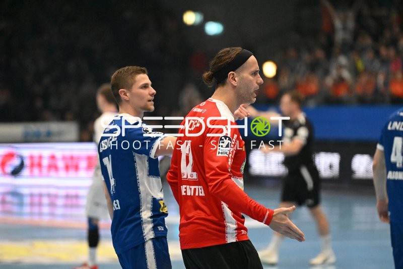 Spielszene: Silvio Heinevetter (12; ThSV Eisenach) und Vincent Büchner (74; ThSV Eisenach)