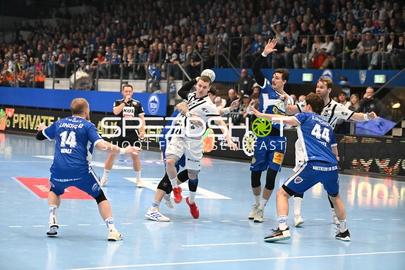 Spielszene: Petter Overby (11; THW Kiel), Philipp Meyer (27; ThSV Eisenach) und Elias Ellefsen a Skipagotu (71; THW Kiel)