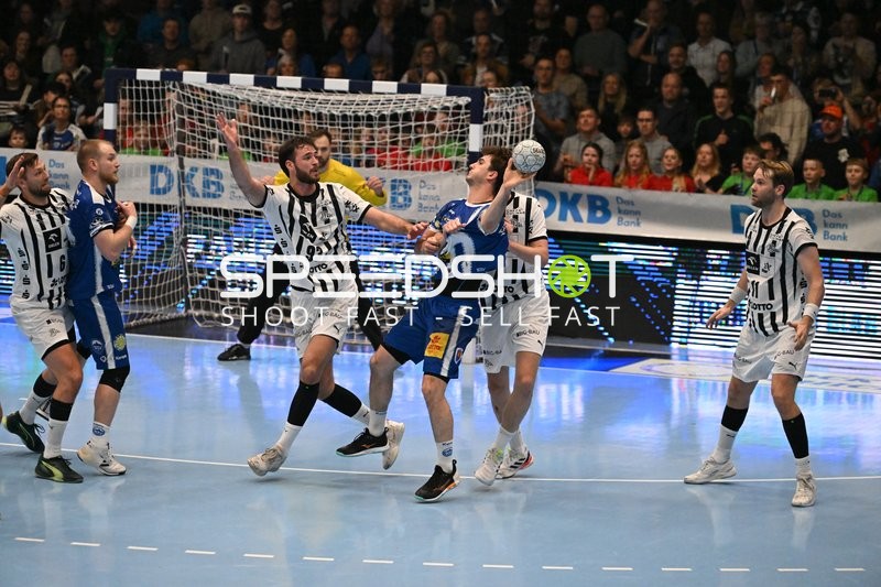 Handball-Szene mit Peter Walz (14; ThSV Eisenach), Harald Reinkind (6; THW Kiel) und Petter Overby (11; THW Kiel)