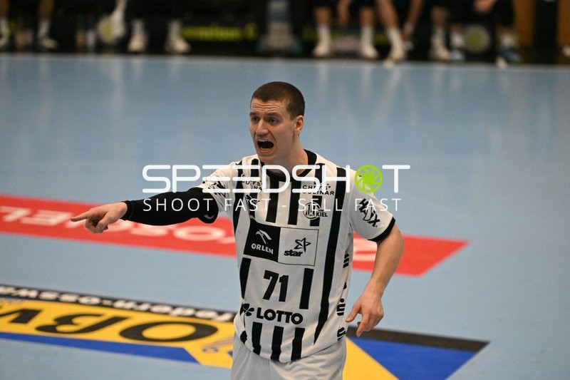 Elias Ellefsen a Skipagotu (71; THW Kiel) in Aktion