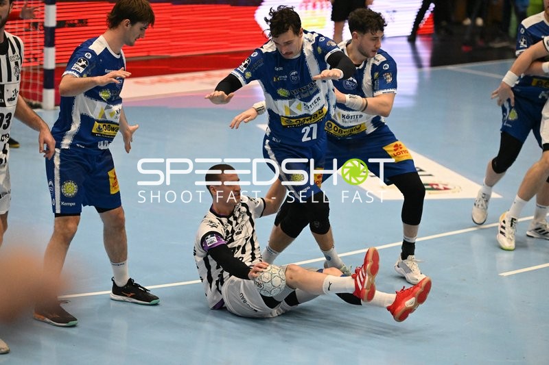 Handball-Szene mit Stephan Seitz (44; ThSV Eisenach) und Elias Ellefsen a Skipagotu (71; THW Kiel)