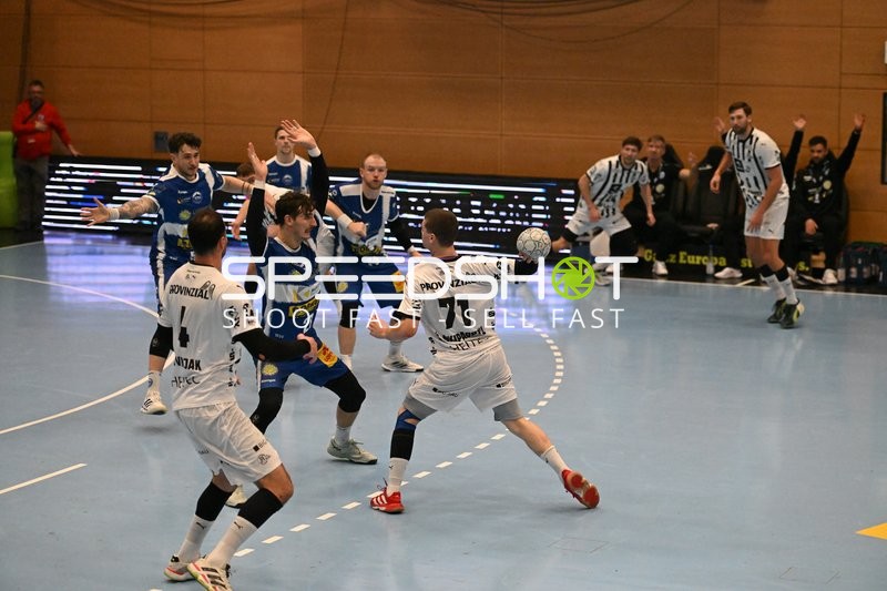 Elias Ellefsen a Skipagotu (71; THW Kiel) mit Ball, Justin Kurch (52; ThSV Eisenach) und Peter Walz (14; ThSV Eisenach) verteidigen