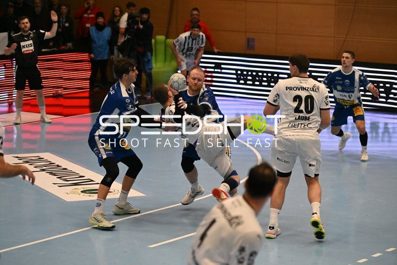 Handball-Szene mit Lukas Laube (20; THW Kiel) und Peter Walz (14; ThSV Eisenach)