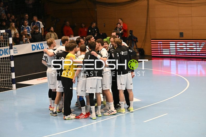 Teamkreis mit Harald Reinkind (6; THW Kiel) und Lukas Zerbe (24; THW Kiel)