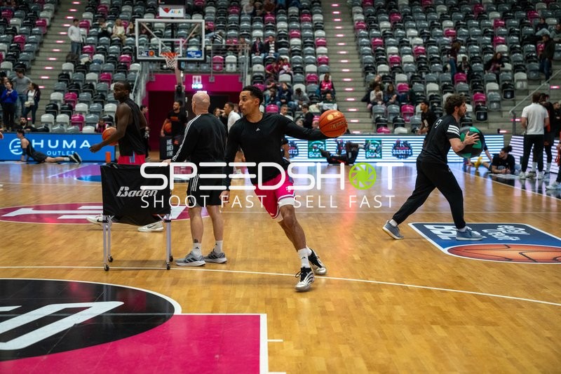 Aufwärmung von Joel Aminu (21; Telekom Baskets Bonn)