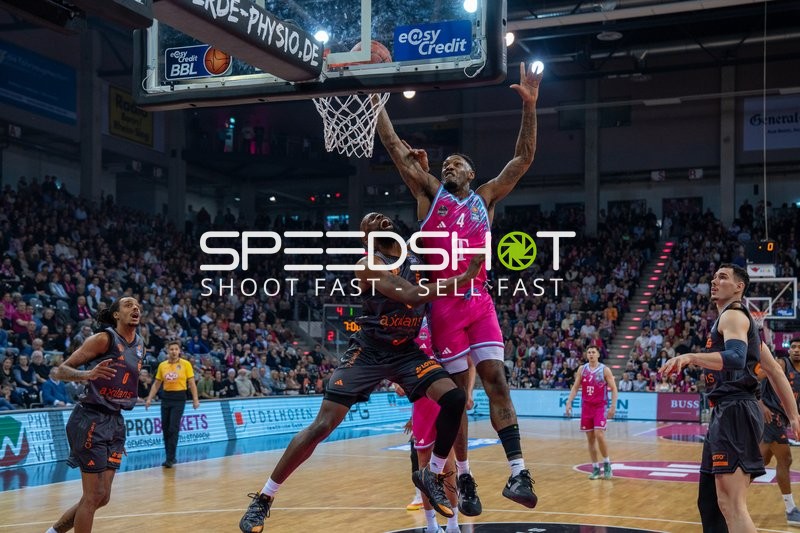 Jeff Garrett Jr. (4, Telekom Baskets Bonn) von den Telekom Baskets Bonn dunkt den Ball über John Newman III (9, NINERS Chemnitz)