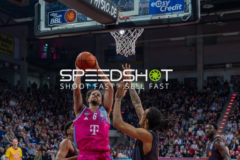 Michael Kessens (6; Telekom Baskets Bonn) und Amadou Sow (12; NINERS Chemnitz) kämpfen um den Ball