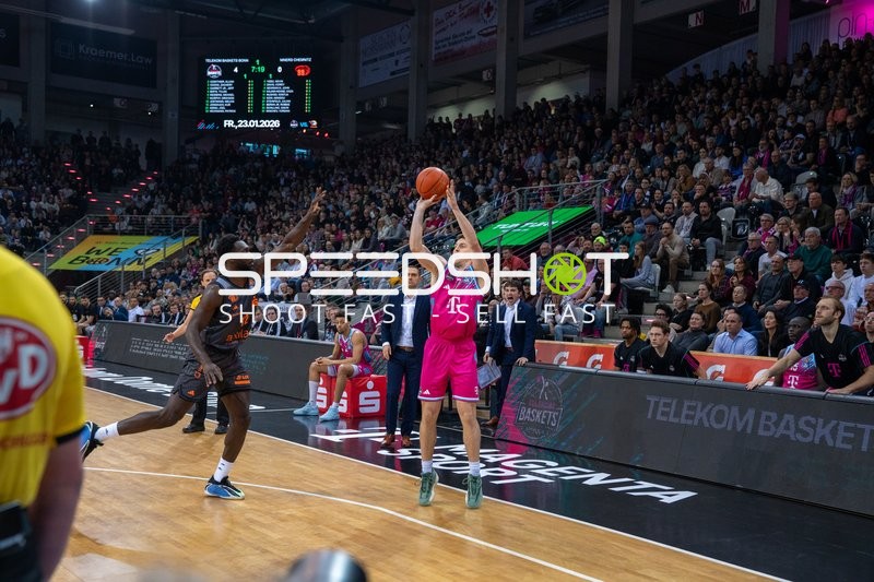 Alijah Comithier (2; Telekom Baskets Bonn) mit Wurf