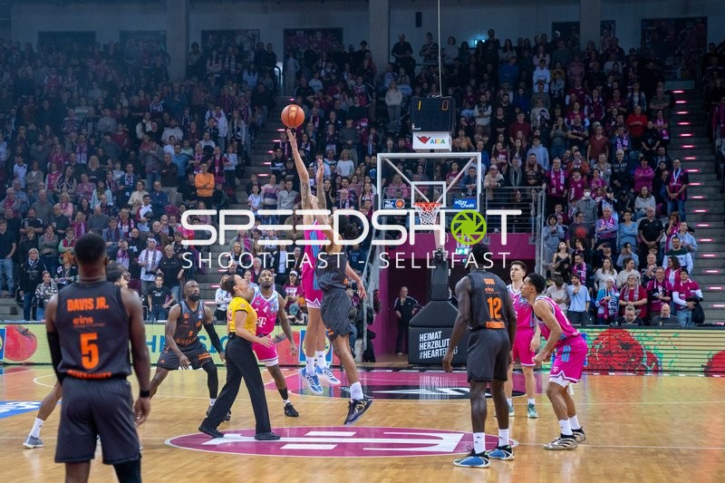 Sprungball mit Corey Davis (5; NINERS Chemnitz) und Grayson Murphy (7; Telekom Baskets Bonn)