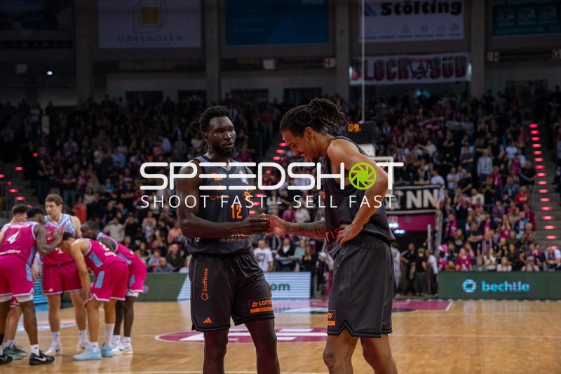 Szene mit Amadou Sow (12; NINERS Chemnitz) und Teamkollegen Kevin Yebo (0, NINERS Chemnitz)