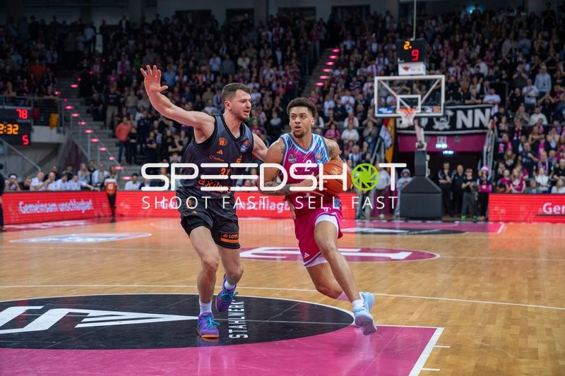 Alijah Comithier (2; Telekom Baskets Bonn) mit Ball