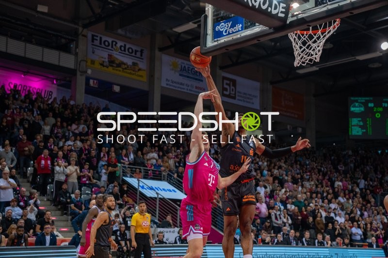 Spielszene mit Kostja Mushidi (11; NINERS Chemnitz) blockt Grayson Murphy (7, Telekom Baskets Bonn)