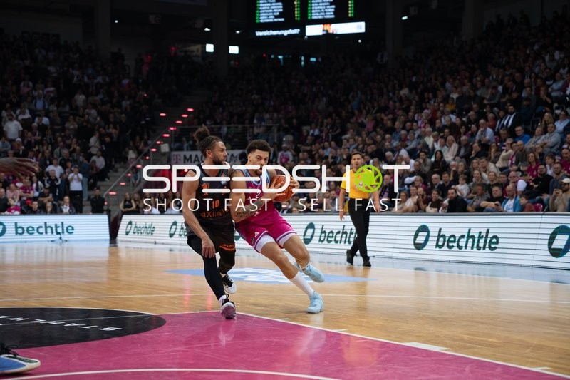 Kaza Kajami-Keane (10; NINERS Chemnitz) und Alijah Comithier (2; Telekom Baskets Bonn) in Aktion