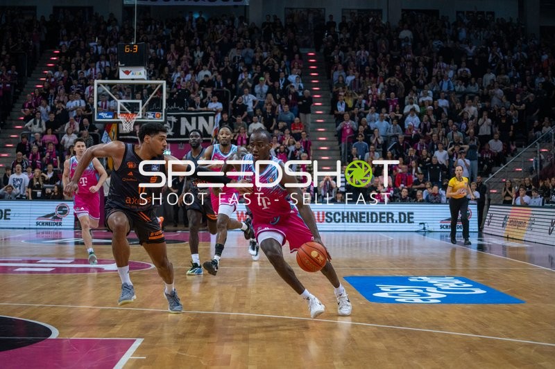Tylan Birts (5; Telekom Baskets Bonn) mit Ball