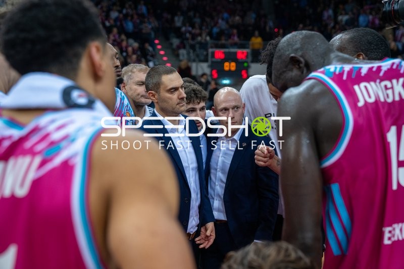Coach-Ansprache mit Marko Stankovic (999; Telekom Baskets Bonn) und Assistenz nach dem Abpfiff in Bonn