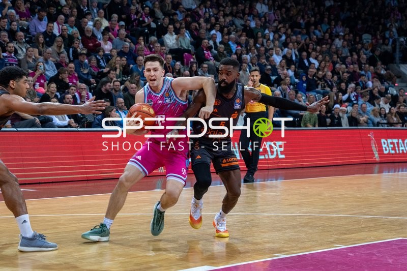 Grayson Murphy (7; Telekom Baskets Bonn) mit Ball gegen Corey Davis (5; NINERS Chemnitz)
