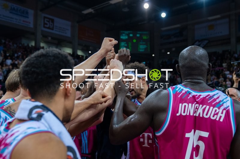 Szene mit dem Team nach dem Sieg der Telekom Baskets Bonn
