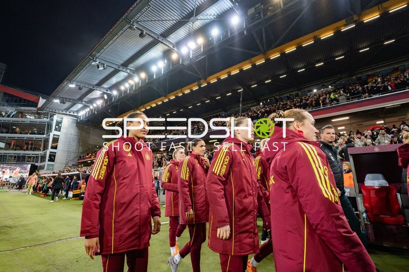 Spielerinnen betreten Spielfeld