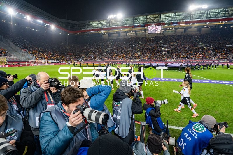 Spielerinnen laufen ein