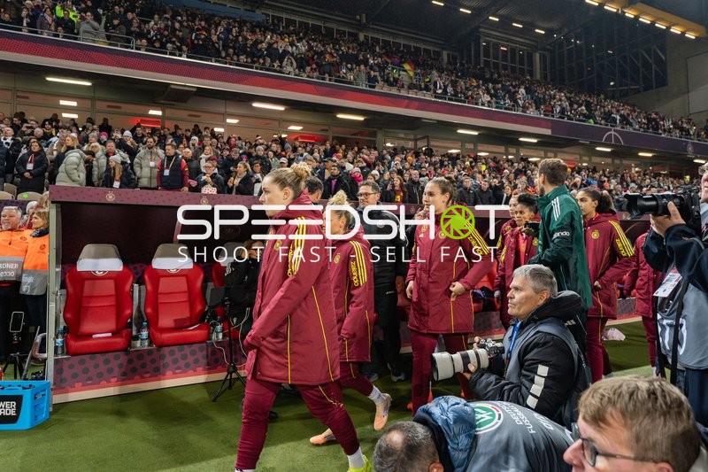 Spielerinnen betreten Stadion