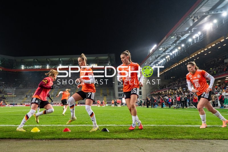 Spielerinnen beim Aufwärmen