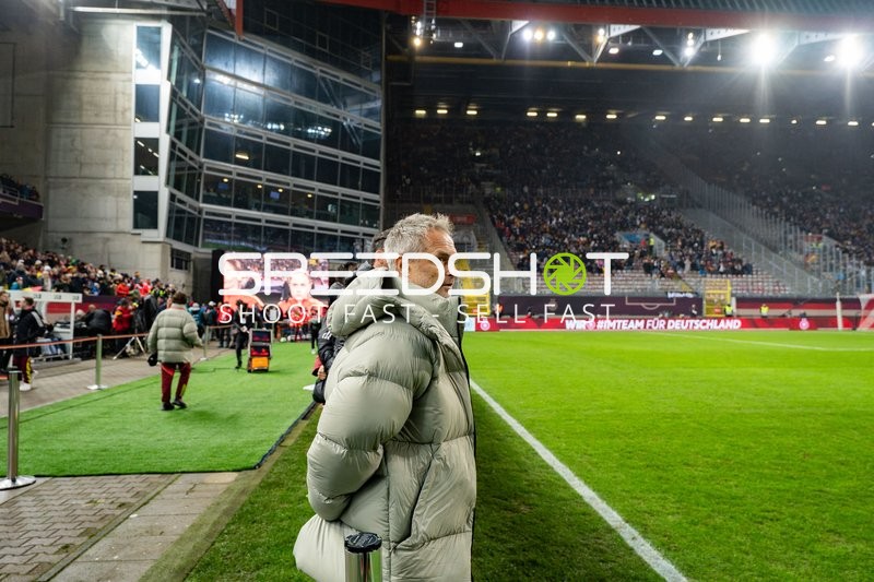 Trainer an der Seitenlinie