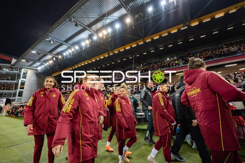 Spielerinnen laufen ein