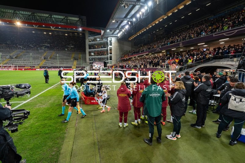 Schiedsrichterinnen betreten Spielfeld