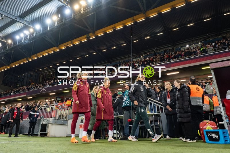 Spielerinnen laufen ein