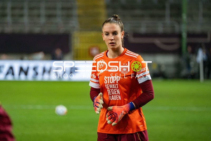 Torwartin Ena Mahmutovic (21; Deutschland) in Aktion