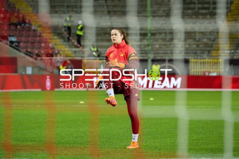 Torwart Edna Imade (12; Spanien) beim Aufwärmen