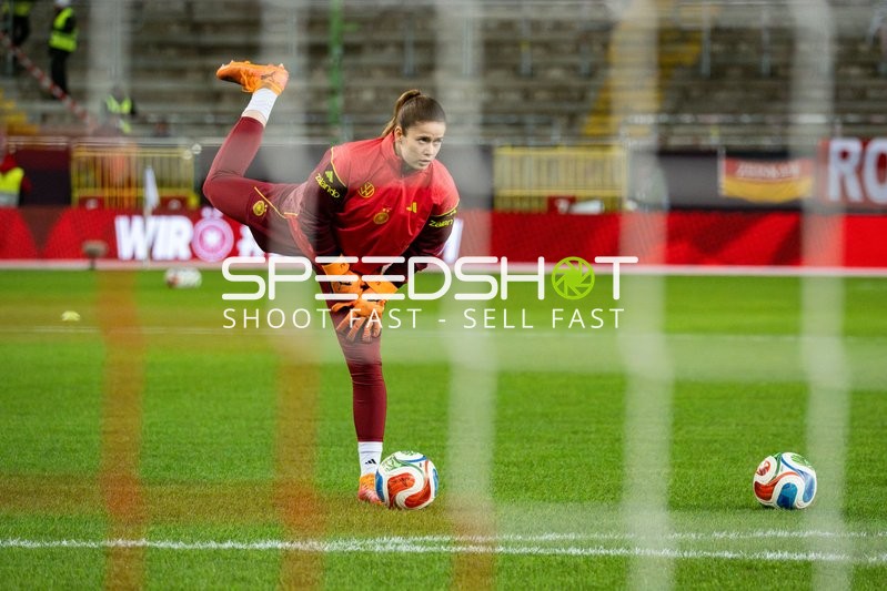 Torwart Stina Johannes (12; Deutschland) beim Aufwärmen