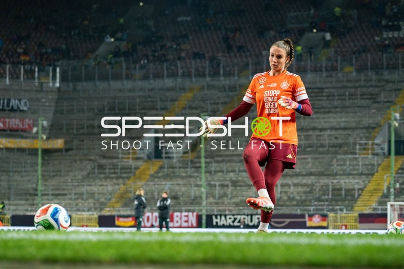 Torwart Ena Mahmutovic (21; Deutschland) in Aktion