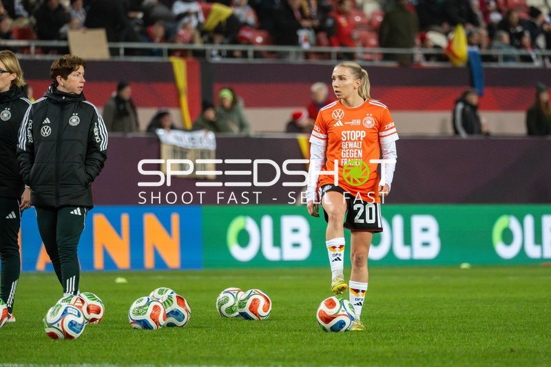 Spielvorbereitung mit Elisa Senß (20; Deutschland)