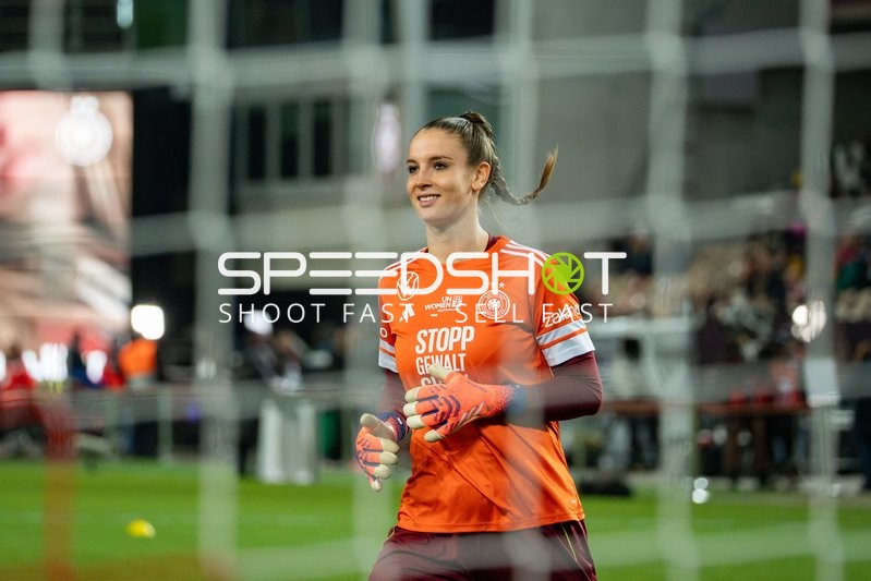 Torwart Ena Mahmutovic (21; Deutschland) in Aktion