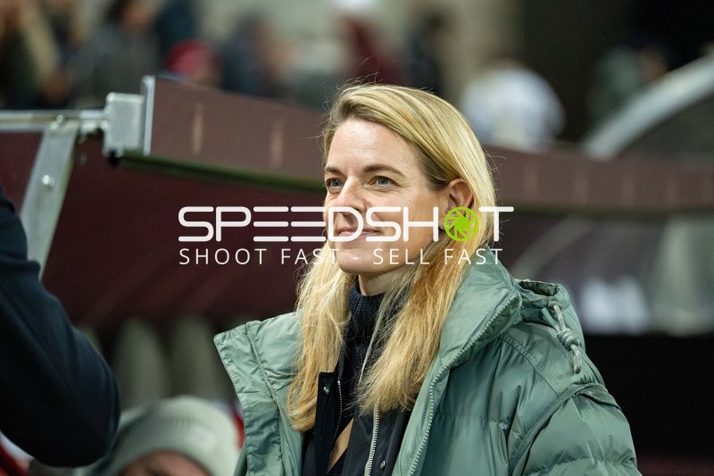 Trainerin an der Seitenlinie