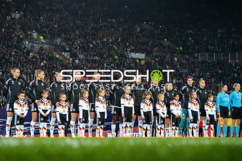 Spielerinnen vor Anpfiff