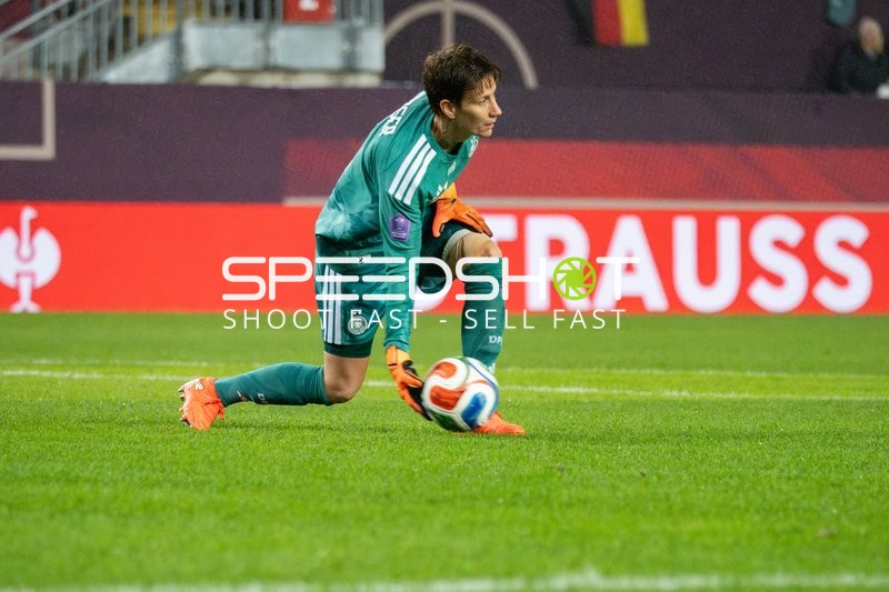 Torhüterin sichert Ball